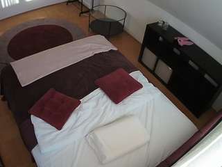 voyeurcam-julmodels-whitebed-2