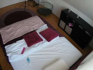voyeurcam-julmodels-whitebed-2