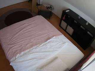 voyeurcam-julmodels-whitebed-2 live webcam show