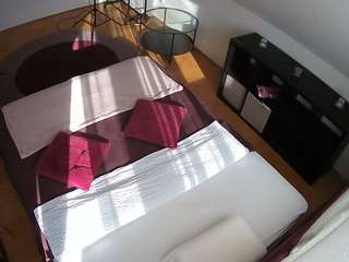 voyeurcam-julmodels-whitebed-2