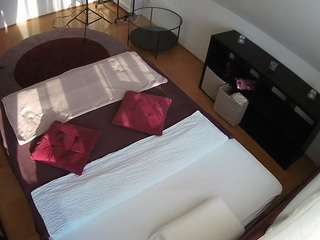 voyeurcam-julmodels-whitebed-2