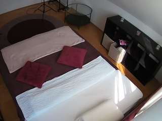 voyeurcam-julmodels-whitebed-2