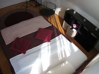 voyeurcam-julmodels-whitebed-2