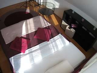 voyeurcam-julmodels-whitebed-2