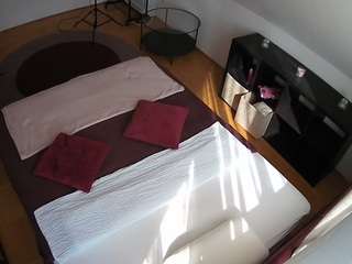 voyeurcam-julmodels-whitebed-2