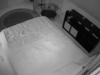 voyeurcam-julmodels-whitebed-2