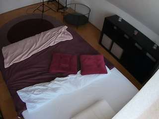voyeurcam-julmodels-whitebed-2