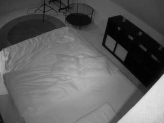 voyeurcam-julmodels-whitebed-2