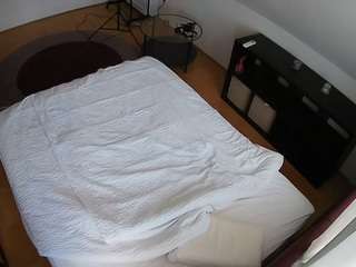 voyeurcam-julmodels-whitebed-2