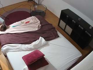 voyeurcam-julmodels-whitebed-2