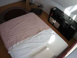 voyeurcam-julmodels-whitebed-2
