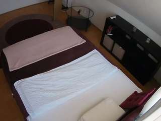 voyeurcam-julmodels-whitebed-2