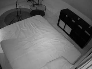 voyeurcam-julmodels-whitebed-2
