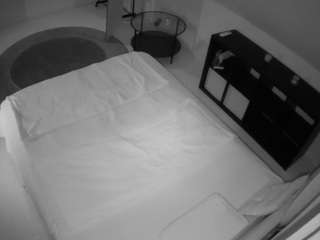 voyeurcam-julmodels-whitebed-2