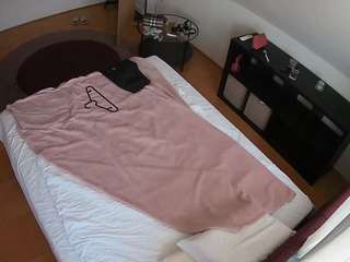 voyeurcam-julmodels-whitebed-2