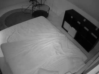 voyeurcam-julmodels-whitebed-2