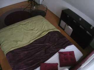 voyeurcam-julmodels-whitebed-2