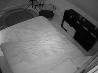 voyeurcam-julmodels-whitebed-2
