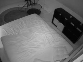 voyeurcam-julmodels-whitebed-2