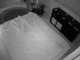 voyeurcam-julmodels-whitebed-2