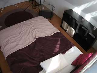 voyeurcam-julmodels-whitebed-2