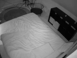voyeurcam-julmodels-whitebed-2