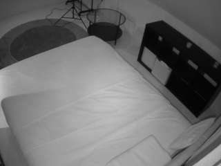 voyeurcam-julmodels-whitebed-2