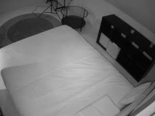 voyeurcam-julmodels-whitebed-2