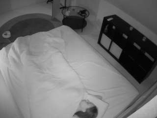 voyeurcam-julmodels-whitebed-2