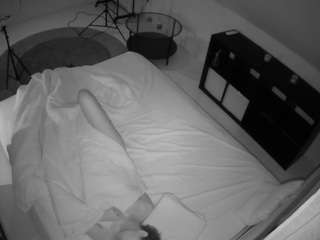 voyeurcam-julmodels-whitebed-2