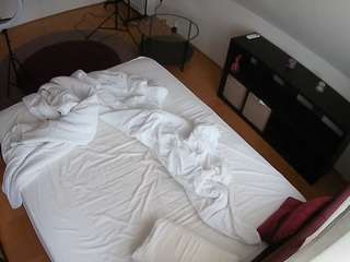 voyeurcam-julmodels-whitebed-2