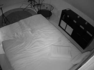 voyeurcam-julmodels-whitebed-2