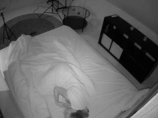 voyeurcam-julmodels-whitebed-2
