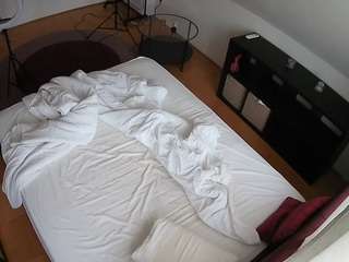 voyeurcam-julmodels-whitebed-2