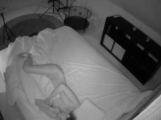 voyeurcam-julmodels-whitebed-2