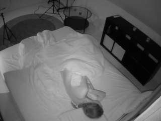 voyeurcam-julmodels-whitebed-2