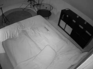 voyeurcam-julmodels-whitebed-2