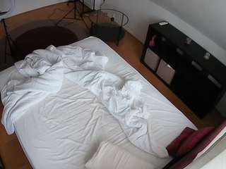 voyeurcam-julmodels-whitebed-2