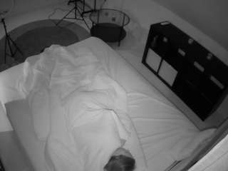 voyeurcam-julmodels-whitebed-2