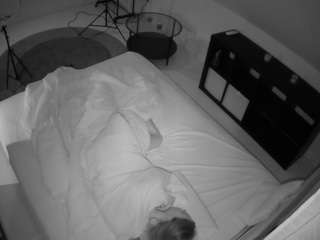 voyeurcam-julmodels-whitebed-2