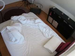 voyeurcam-julmodels-whitebed-2
