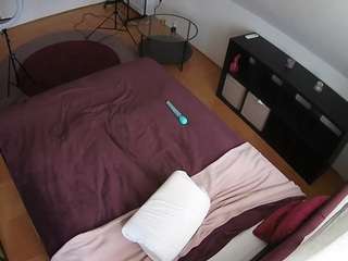 voyeurcam-julmodels-whitebed-2