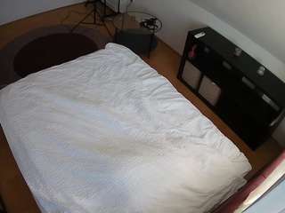 voyeurcam-julmodels-whitebed-2
