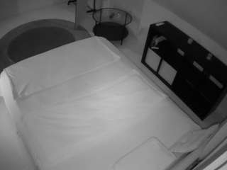 voyeurcam-julmodels-whitebed-2