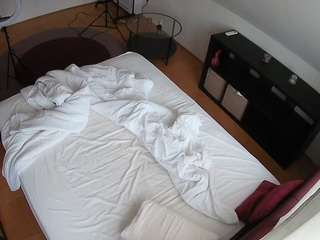 voyeurcam-julmodels-whitebed-2