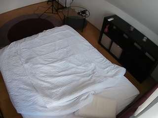 voyeurcam-julmodels-whitebed-2