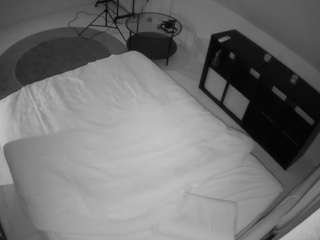 voyeurcam-julmodels-whitebed-2