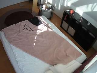 voyeurcam-julmodels-whitebed-2