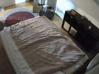 voyeurcam-julmodels-whitebed-2