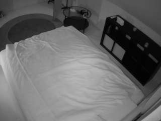 voyeurcam-julmodels-whitebed-2